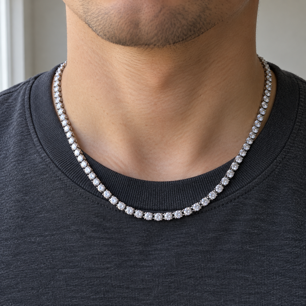 ICE79 Tennis Chain Necklace（モアサナイト・4mm）の着用イメージ。チャコールのTシャツの首元