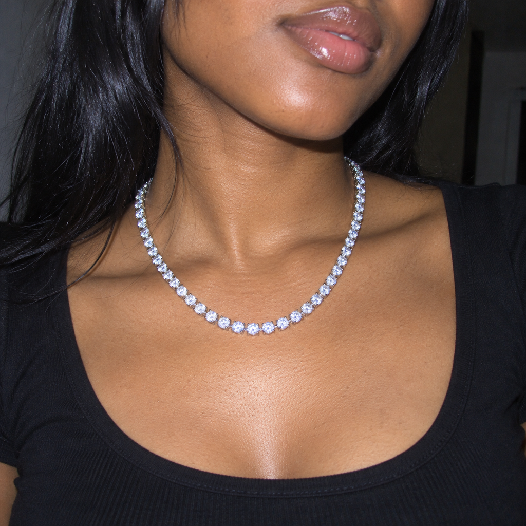 ICE79 Tennis Chain Necklace（モアサナイト・4mm）のY2Kデジカメ風着用イメージ。フラッシュで撮影した首元