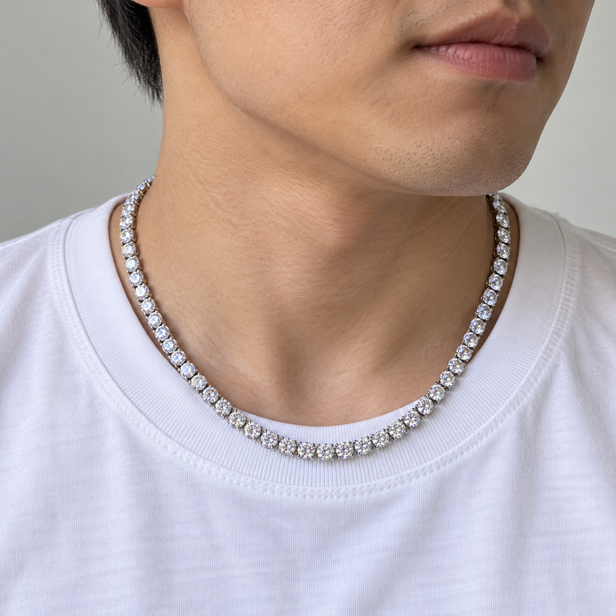 ICE80 Tennis Chain Necklace（モアサナイト・5mm）の着用イメージ。白いTシャツの首元