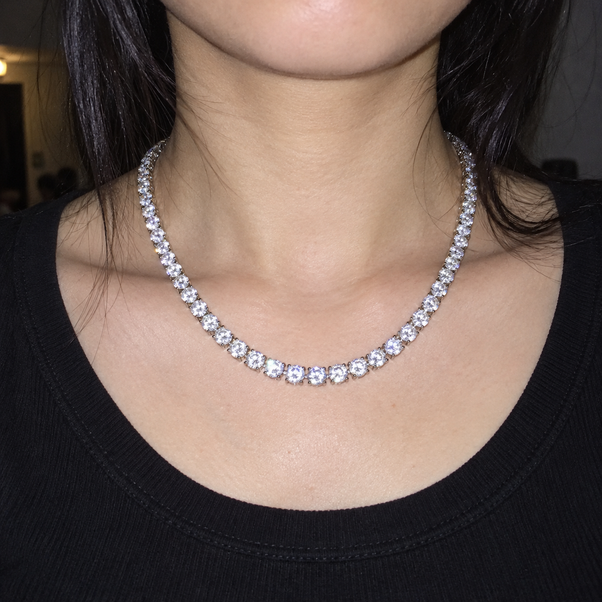 ICE80 Tennis Chain Necklace（モアサナイト・5mm）のY2Kデジカメ風着用イメージ。黒いトップスの首元をフラッシュで撮影