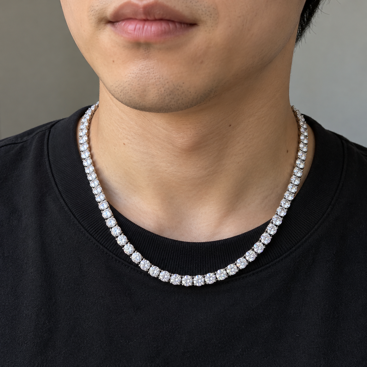 ICE81 モアサナイト6mmテニスネックレスの自然光での着用イメージ