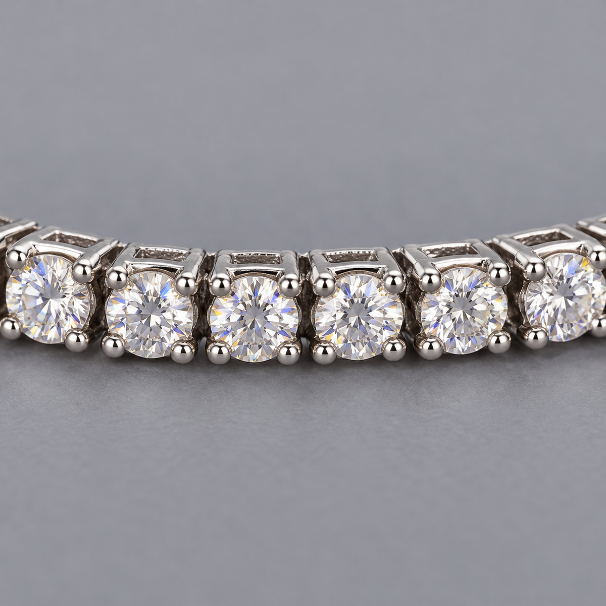 ICE82 Tennis Chain Bracelet（モアサナイト・2mm）のディテール。丸いクリアストーンと四本爪の石座