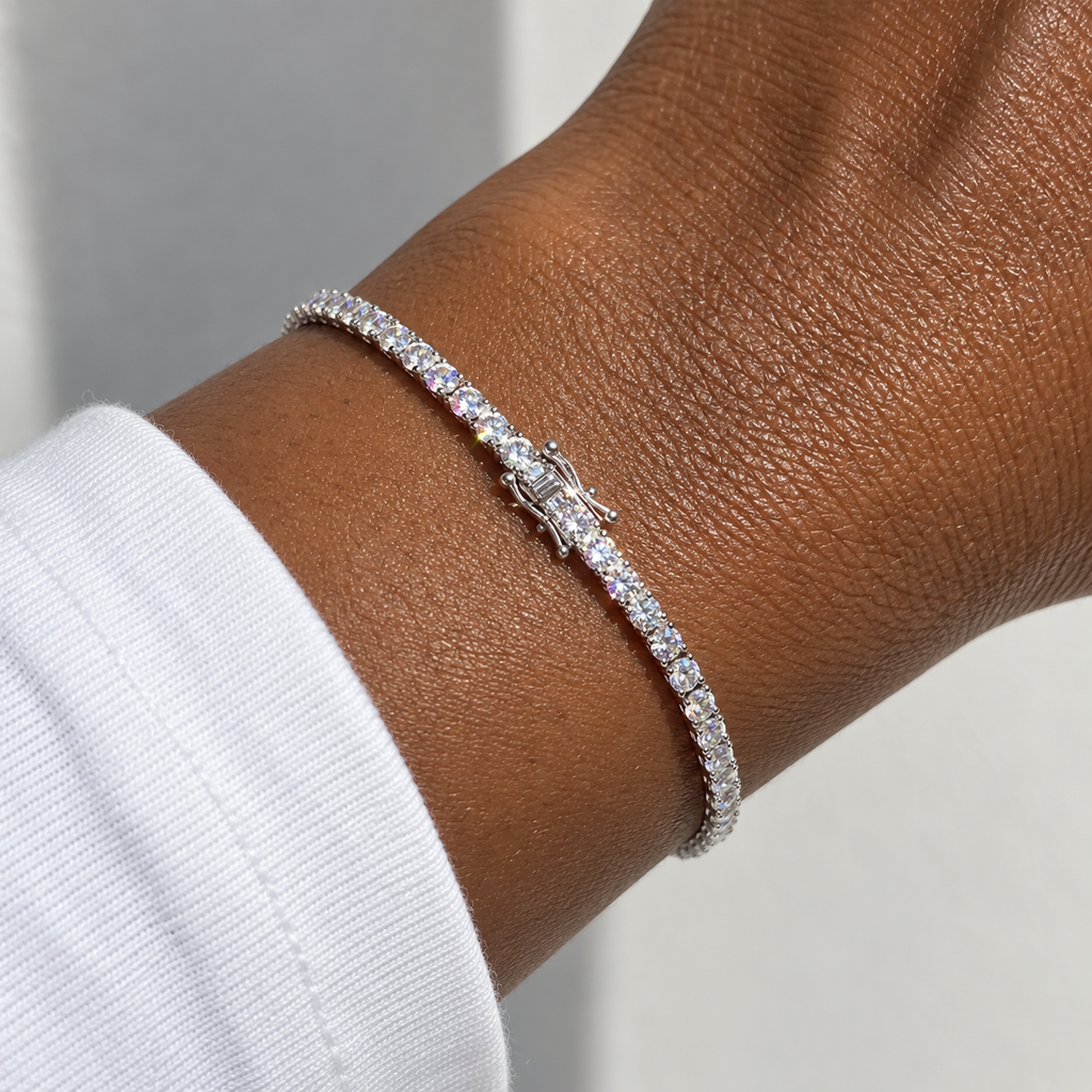 ICE82 Tennis Chain Bracelet（モアサナイト・2mm）の着用イメージ。白い袖の手首