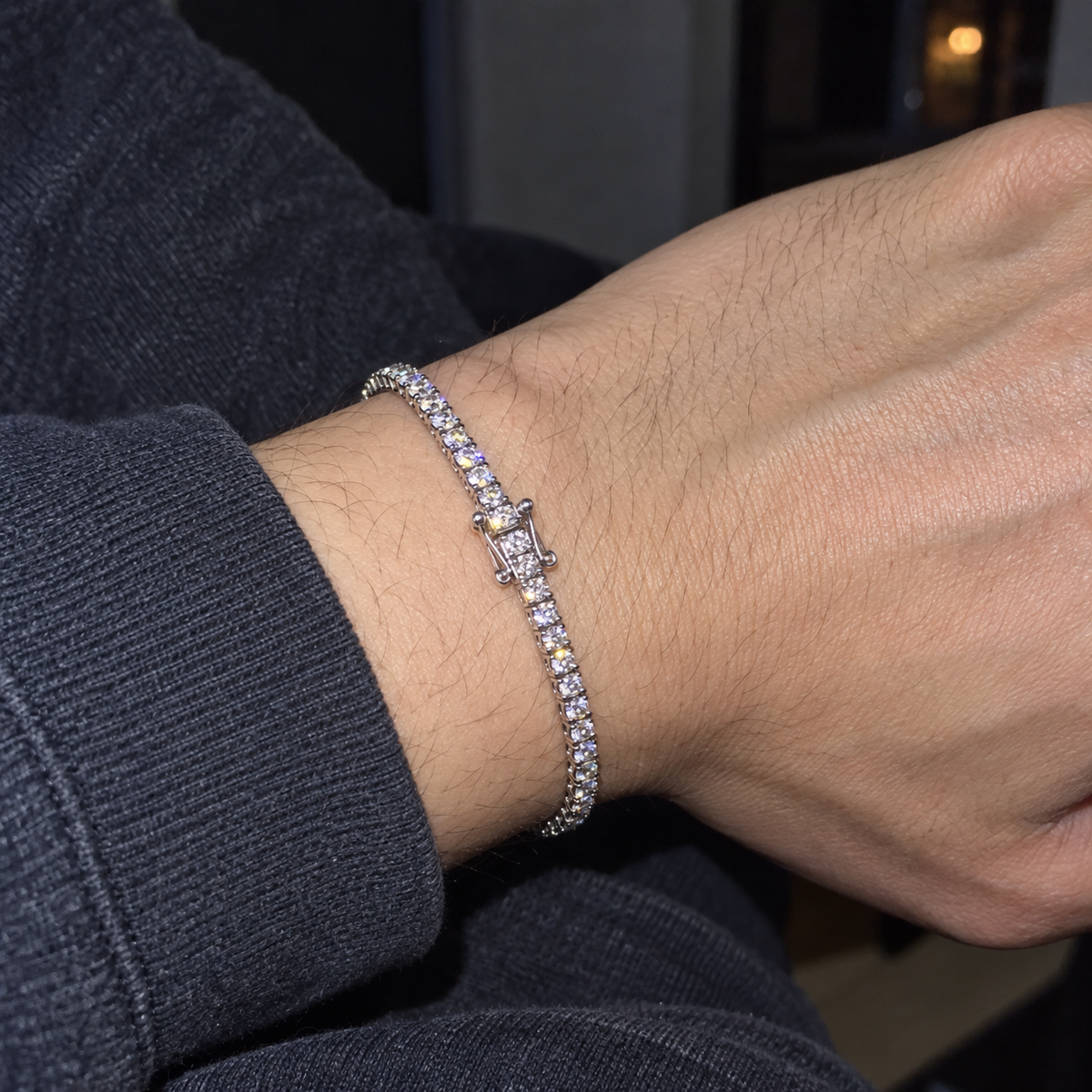 ICE82 Tennis Chain Bracelet（モアサナイト・2mm）のY2Kデジカメ風着用イメージ。チャコールの袖の手首をフラッシュで撮影