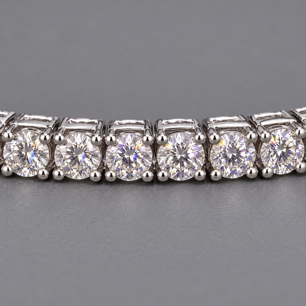 ICE83 Tennis Chain Bracelet（モアサナイト・3mm）のディテール。丸いクリアストーンと四本爪の石座