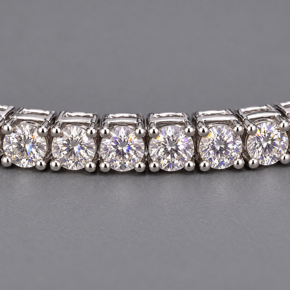ICE83 Tennis Chain Bracelet（モアサナイト・3mm）のディテール。丸いクリアストーンと四本爪の石座