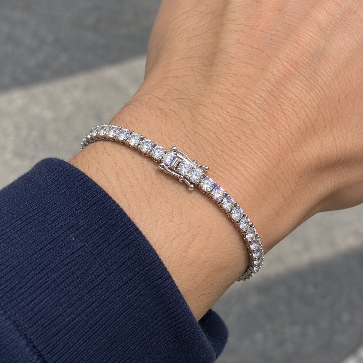 ICE83 Tennis Chain Bracelet（モアサナイト・3mm）の着用イメージ。ネイビーの袖の手首