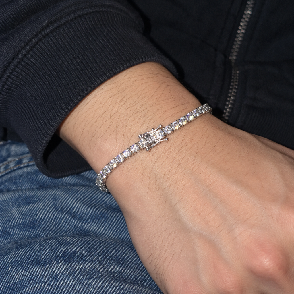ICE83 Tennis Chain Bracelet（モアサナイト・3mm）のY2Kデジカメ風着用イメージ。黒い袖とデニムを背景にした手首をフラッシュで撮影