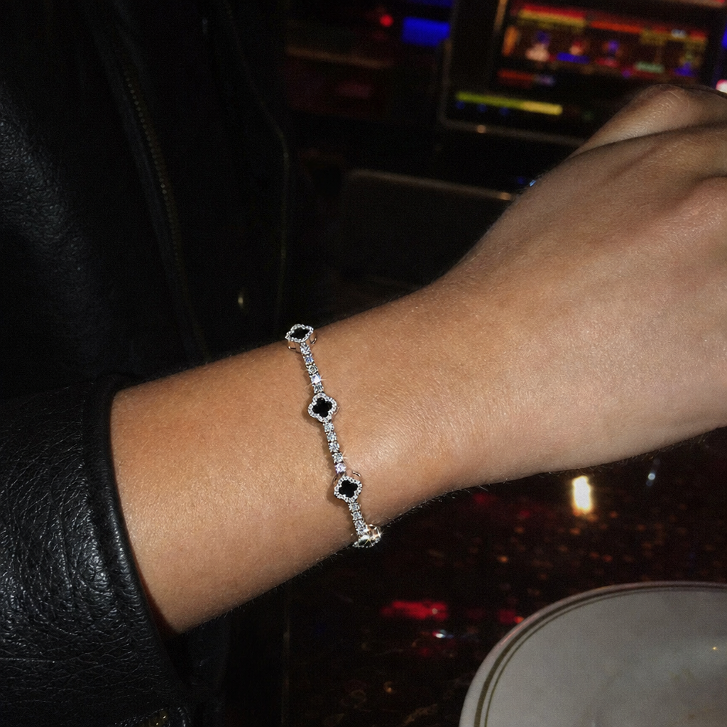 【Ice87】Clover Tennis Bracelet【Moissanite】を着用したY2Kデジカメ風の自然なUGC画像