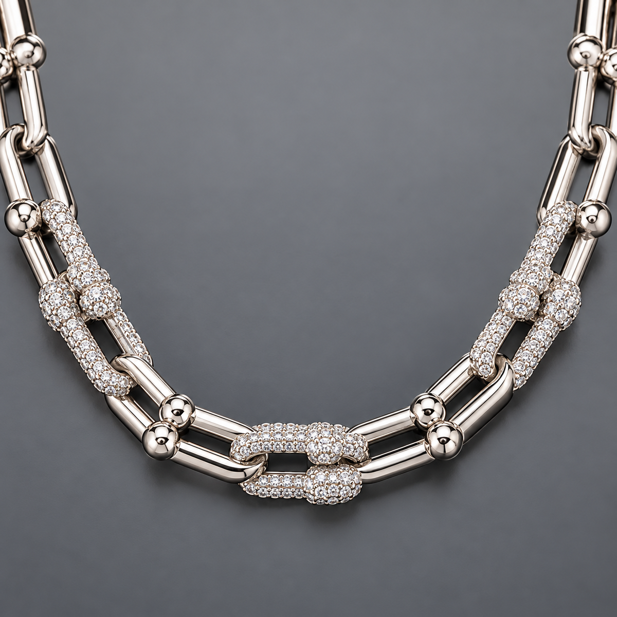ICE88 Luxury Link Necklaceの拡大。球状のピンと3か所のパヴェU字リンク