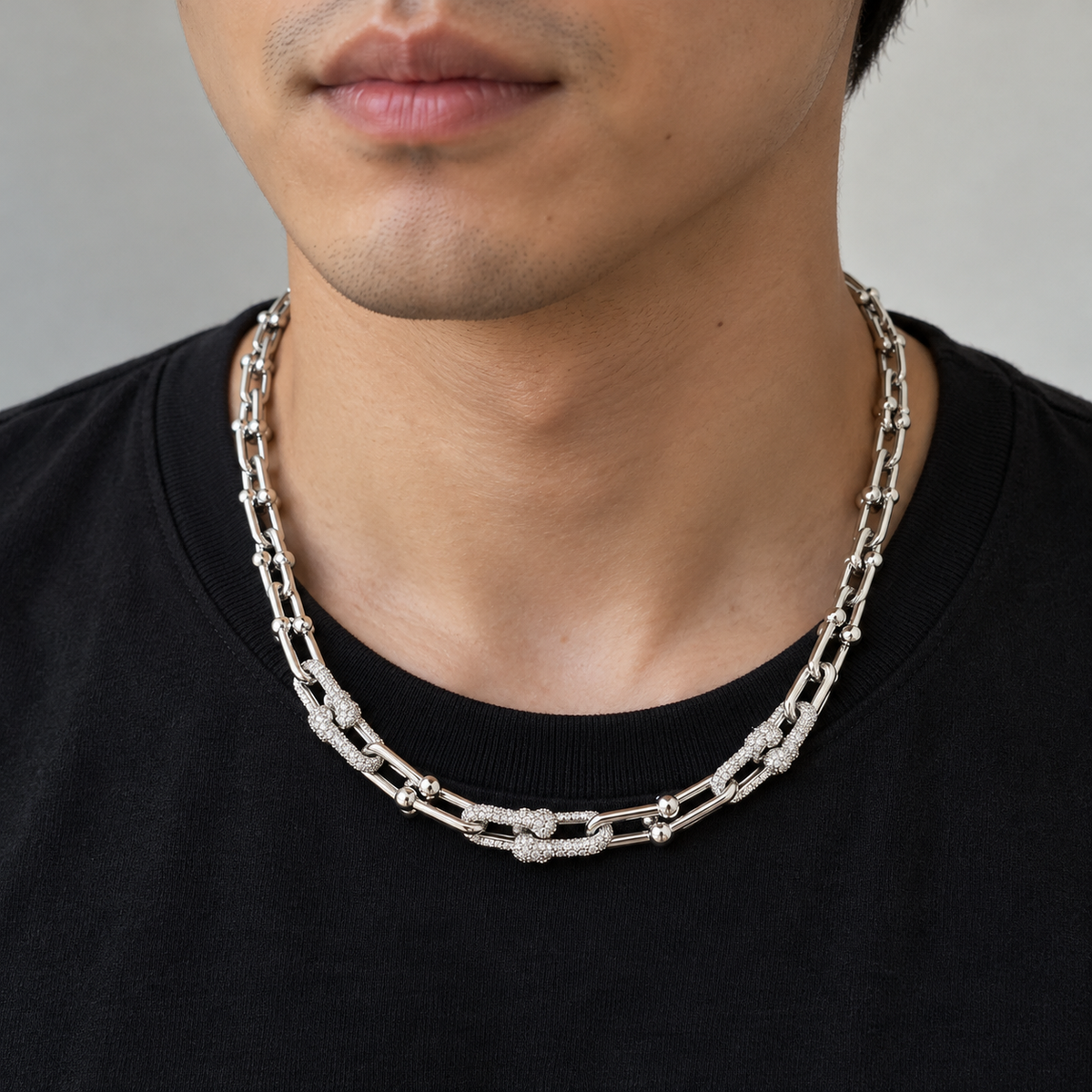 ICE88 Luxury Link Necklaceの自然光での着用イメージ