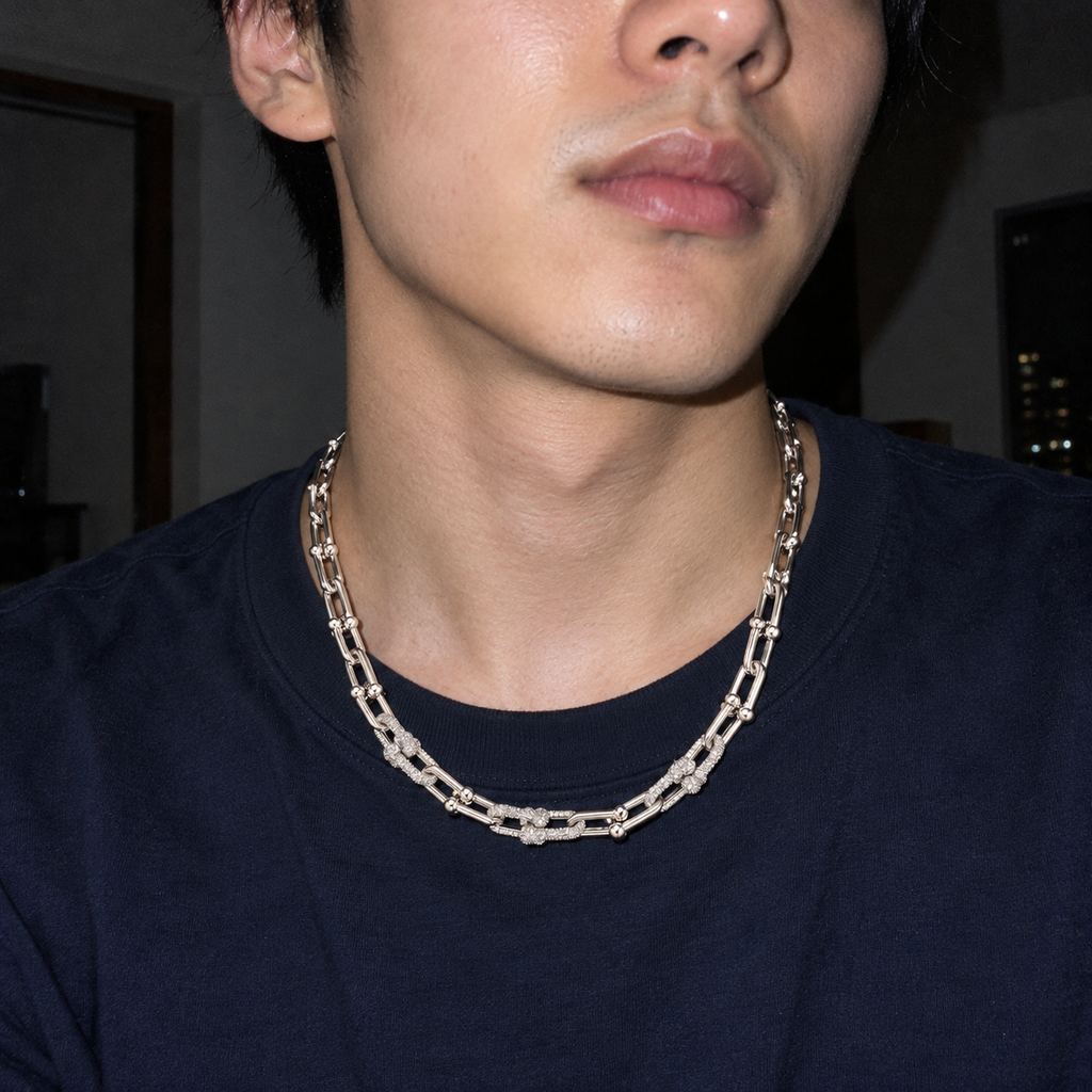 ICE88 Luxury Link NecklaceのY2Kデジカメ風着用イメージ。フラッシュで撮影