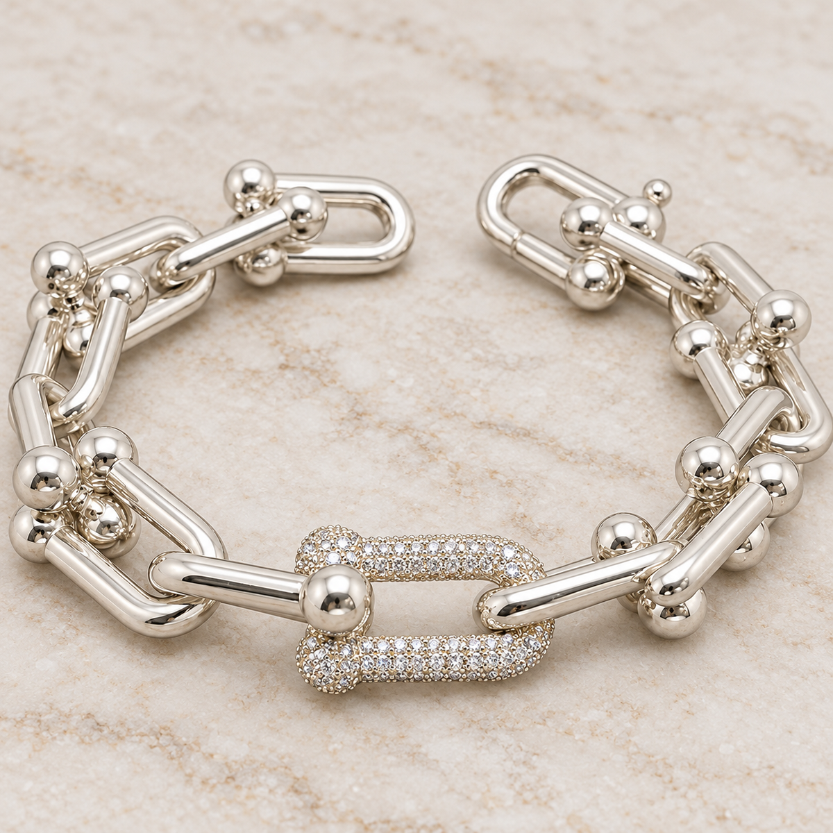 ICE89 Luxury Link Braceletを斜めから見た商品画像