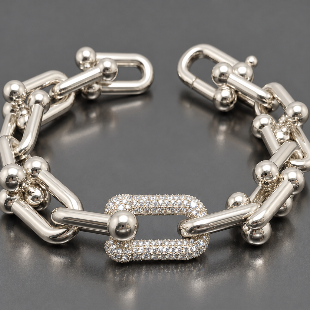 ICE89 Luxury Link Braceletの拡大。球状のピンとパヴェのU字リンク