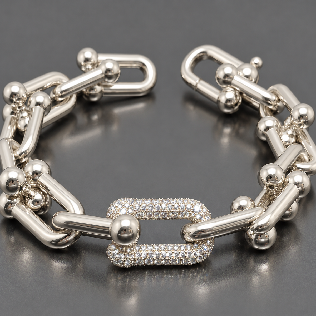 ICE89 Luxury Link Braceletの拡大。球状のピンとパヴェのU字リンク