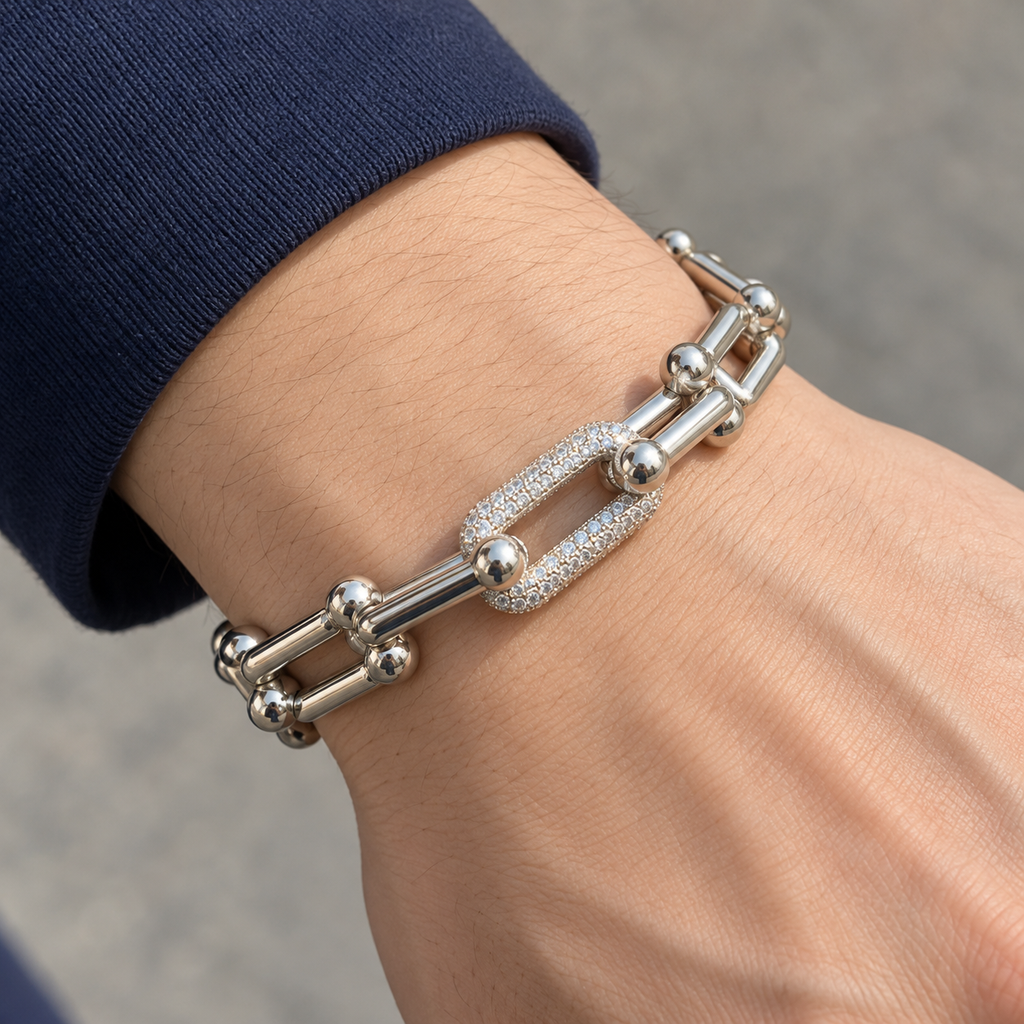 ICE89 Luxury Link Braceletの自然光での着用イメージ