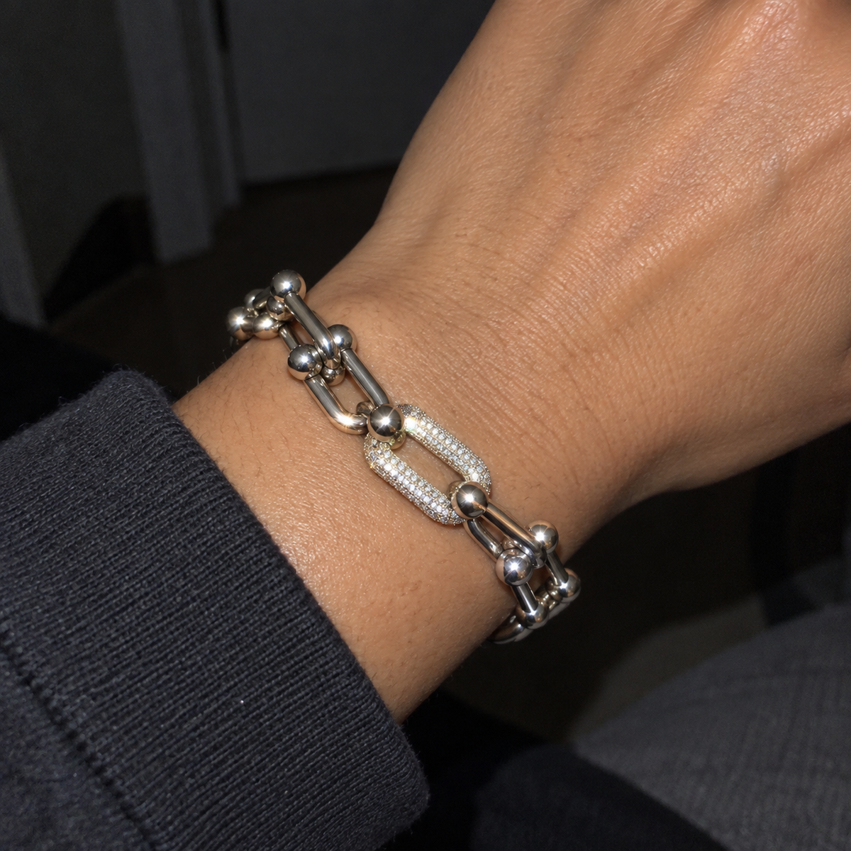 ICE89 Luxury Link BraceletのY2Kデジカメ風着用イメージ。フラッシュで撮影