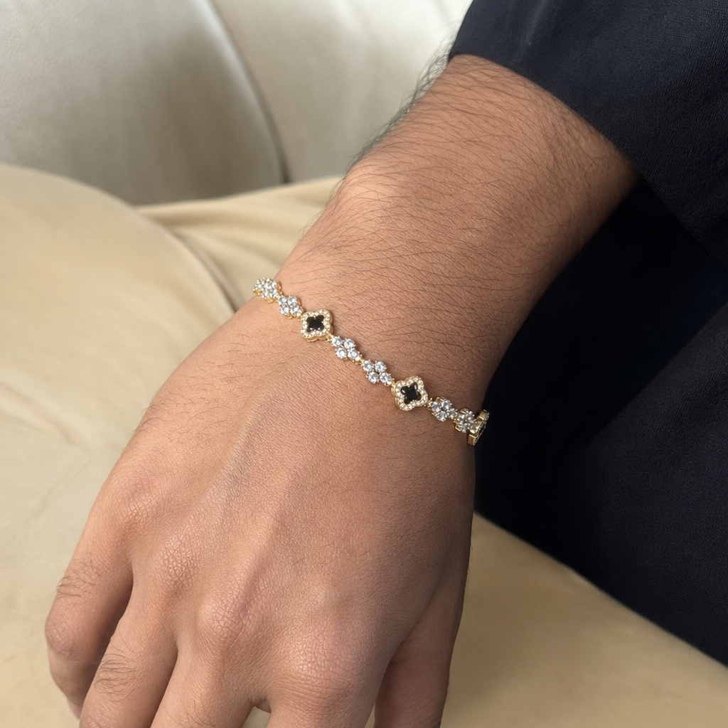 【Ice90】Luxury Clover Triple Cut Tennis Chain Bracelet【Moissanite】を着用した自然なUGC画像