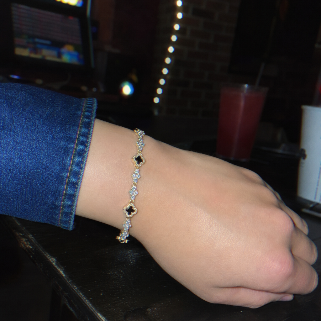 【Ice90】Luxury Clover Triple Cut Tennis Chain Bracelet【Moissanite】を着用したY2Kデジカメ風の自然なUGC画像