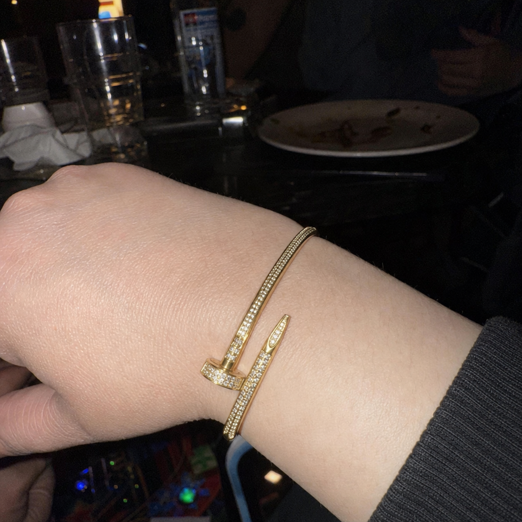 【Ice91】Curve Braceletを着用したY2Kデジカメ風の自然なUGC画像