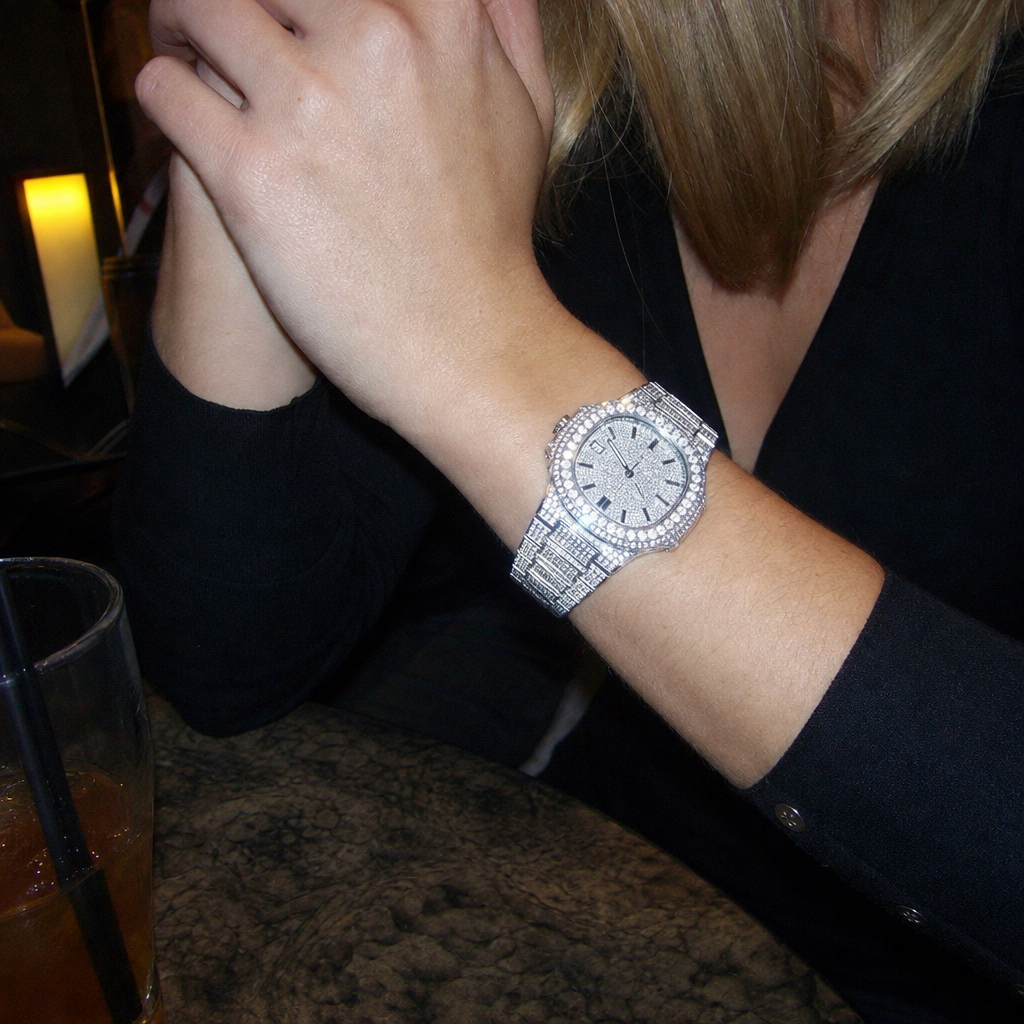 【Ice92】Iced Out Glacier Royale Watch【Moissanite/SILVER】を着用したY2Kデジカメ風の自然なUGC画像