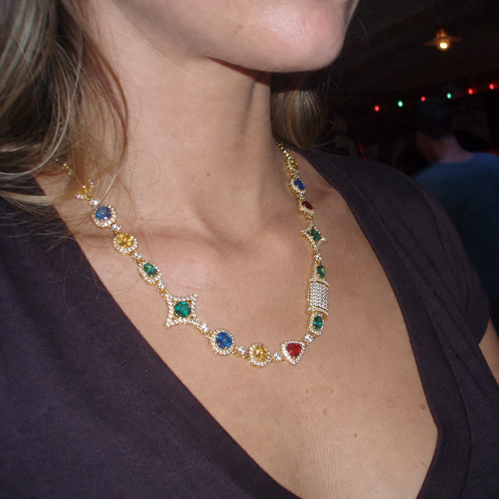 【Ice93】Colored Gemstone Necklaceを着用したY2Kデジカメ風の自然なUGC画像