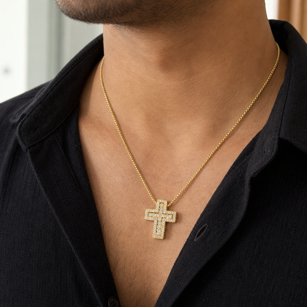 【Ice96】Infinity Cross Necklaceを着用した自然なUGC画像