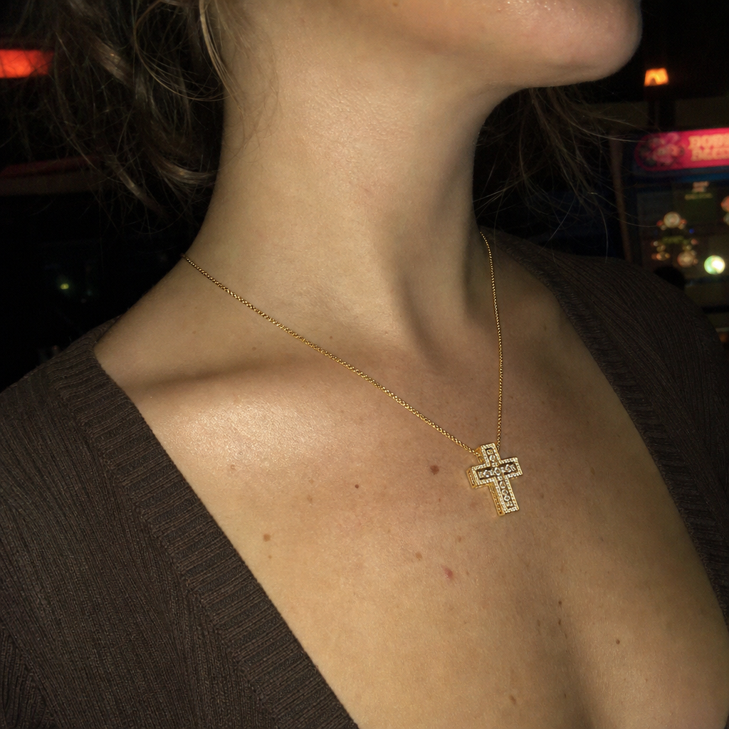 【Ice96】Infinity Cross Necklaceを着用したY2Kデジカメ風の自然なUGC画像