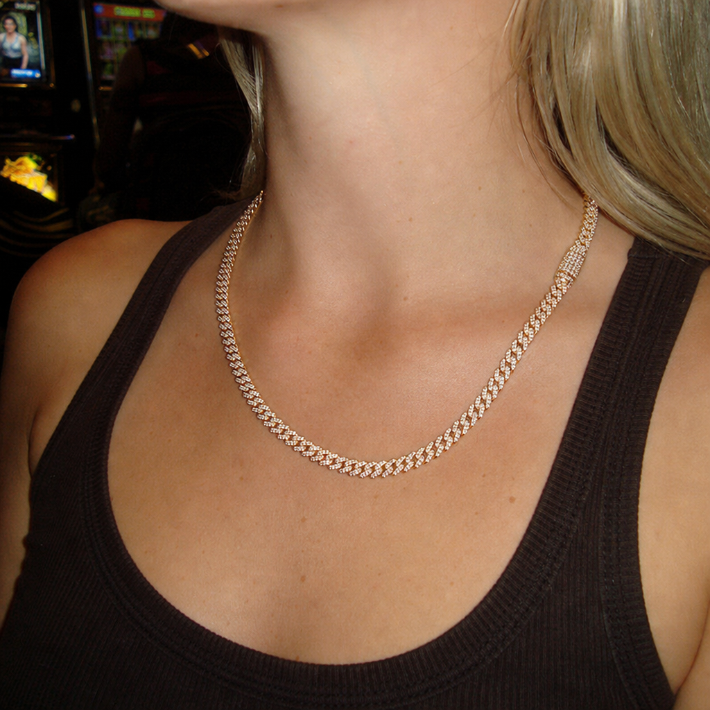 【Ice98】Iced Out Prong Chain Necklaceを着用したY2Kデジカメ風の自然なUGC画像