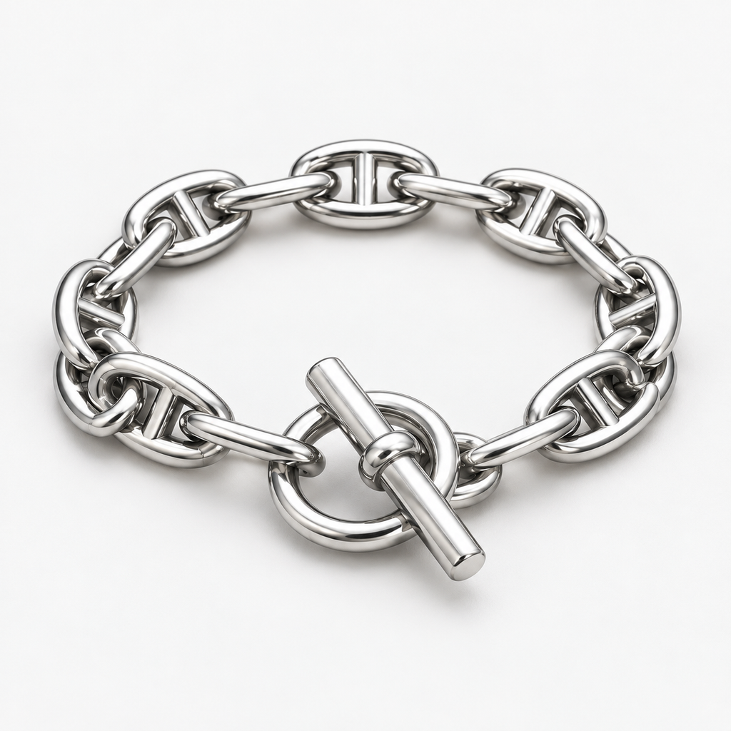 Ice01 Anchor Chain Braceletの全体。シルバーカラーのアンカーチェーンと円形のTバー留め具を明るい背景で撮影