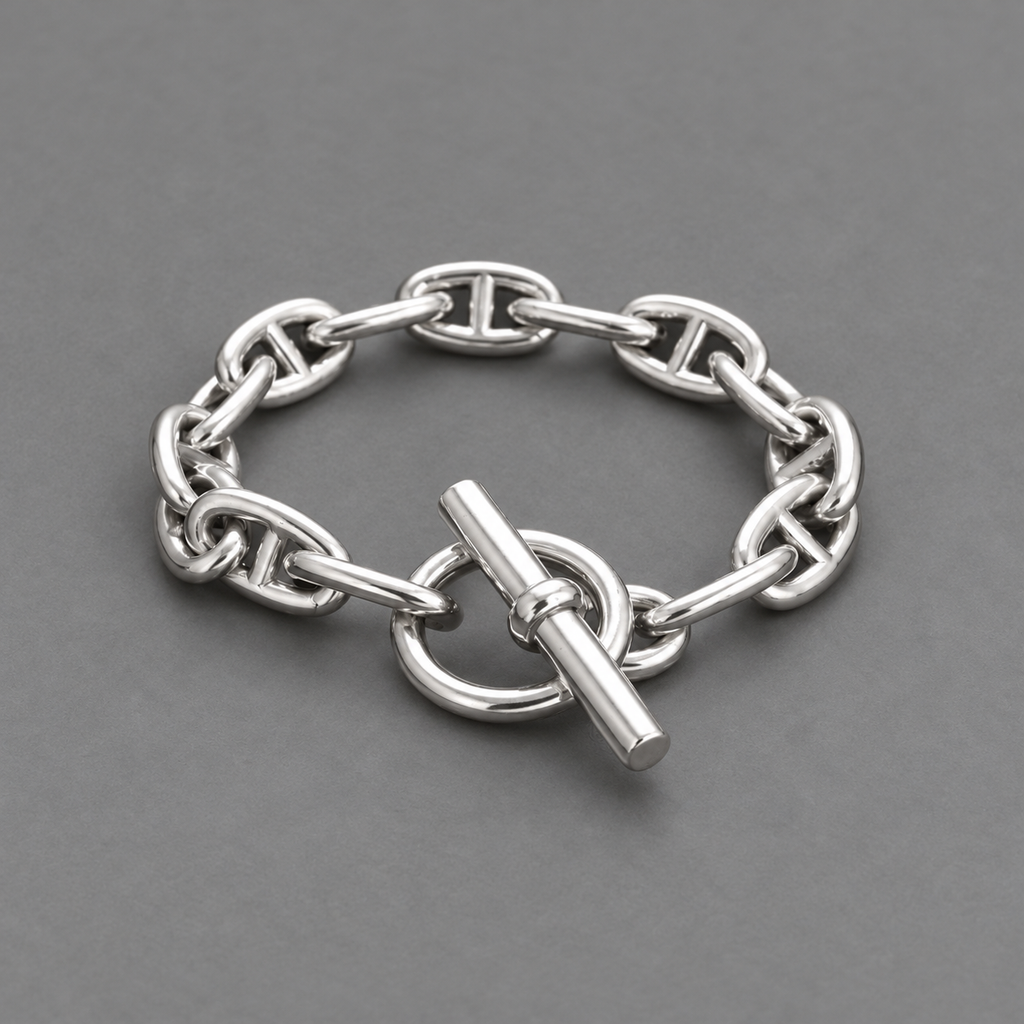 Ice01 Anchor Chain Braceletを斜め上から撮影。グレーの背景にシルバーカラーのリンクとTバー留め具