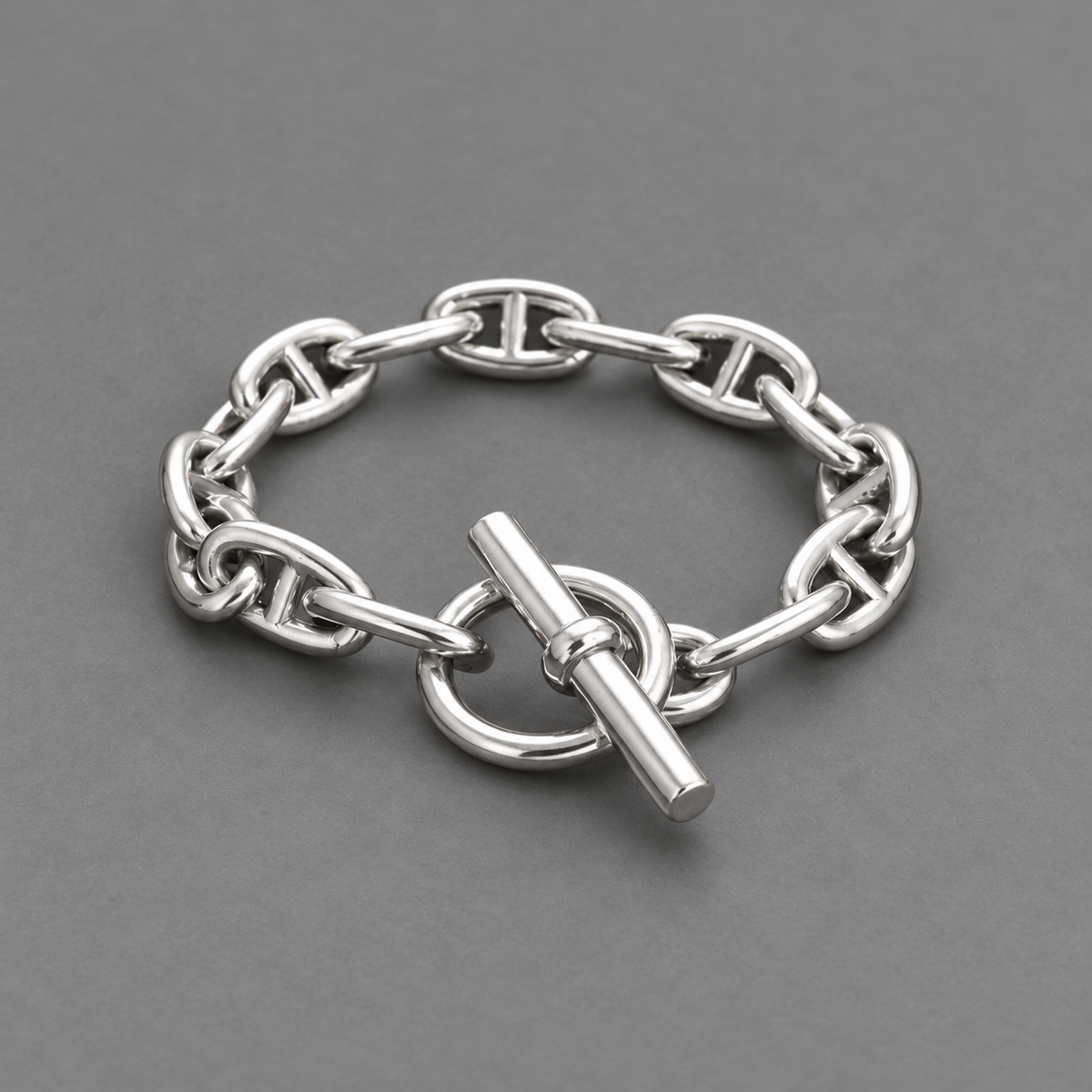 Ice01 Anchor Chain Braceletを斜め上から撮影。グレーの背景にシルバーカラーのリンクとTバー留め具