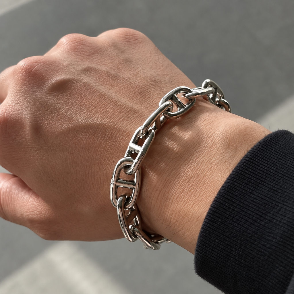 Ice01 Anchor Chain Braceletの着用イメージ。黒い袖の手首にシルバーカラーのアンカーチェーンブレスレット