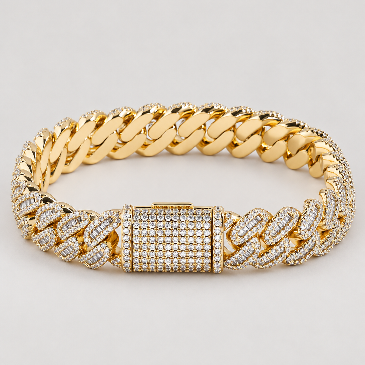 Ice02 Iced Out Miami Cuban Chain Bracelet 12mmの全体。ゴールドカラーのキューバンチェーン、CZ装飾、角型クラスプを正面から撮影
