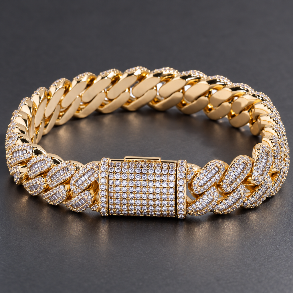 Ice02 Iced Out Miami Cuban Chain Bracelet 12mmのディテール。ゴールドカラーのリンクとCZ装飾の角型クラスプを斜めから撮影