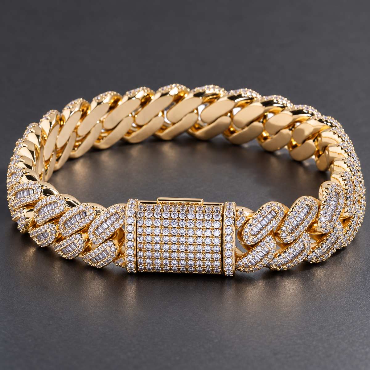 Ice02 Iced Out Miami Cuban Chain Bracelet 12mmのディテール。ゴールドカラーのリンクとCZ装飾の角型クラスプを斜めから撮影