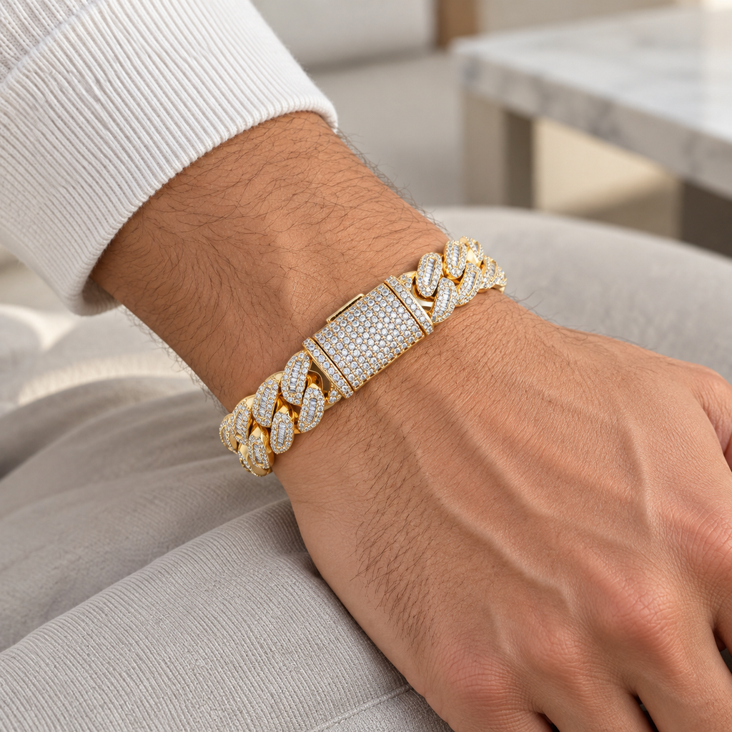 Ice02 Iced Out Miami Cuban Chain Bracelet 12mmの着用イメージ。手首にゴールドカラーのCZ装飾ブレスレットを着用