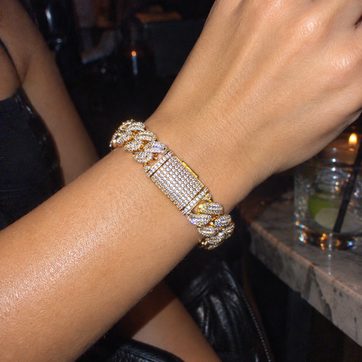 Ice02 Iced Out Miami Cuban Chain Bracelet 12mmのY2Kデジカメ風着用イメージ。夜の室内でフラッシュ撮影
