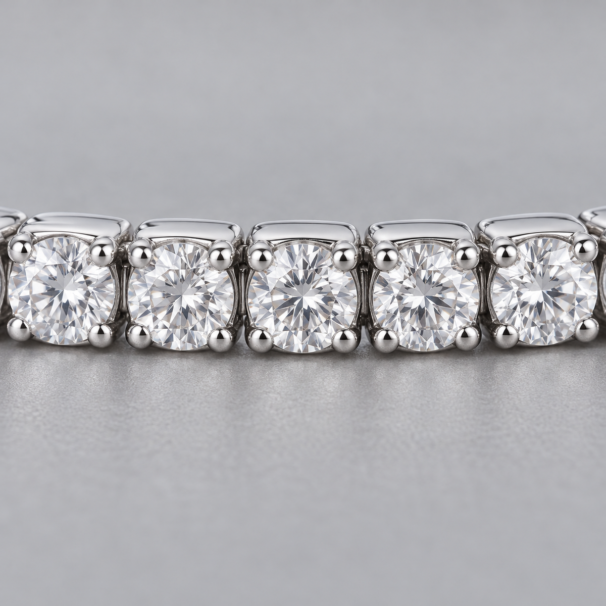 Ice03 Luxury Zirconia Braceletの正面の拡大。丸いクリアストーンと四隅の爪留め