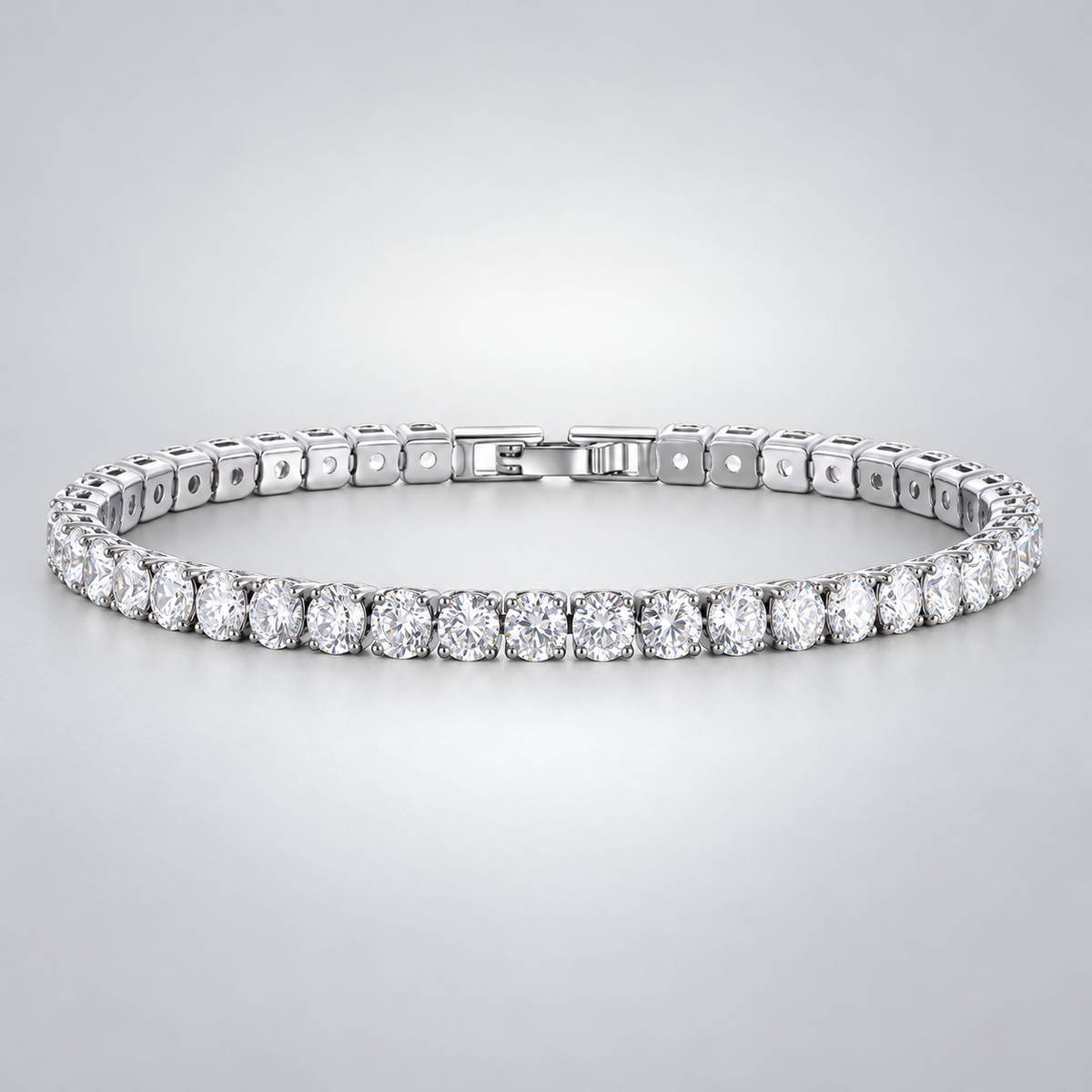 Ice03 Luxury Zirconia Braceletの斜めから見た全体。石座の内側と留め具