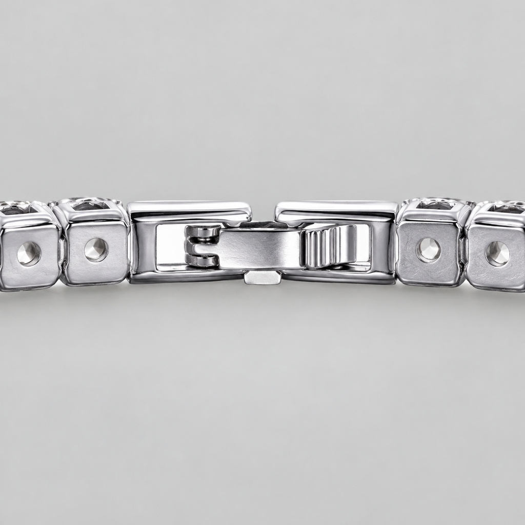 Ice03 Luxury Zirconia Braceletの留め具と内側の拡大。平たい金具と丸い穴のある石座