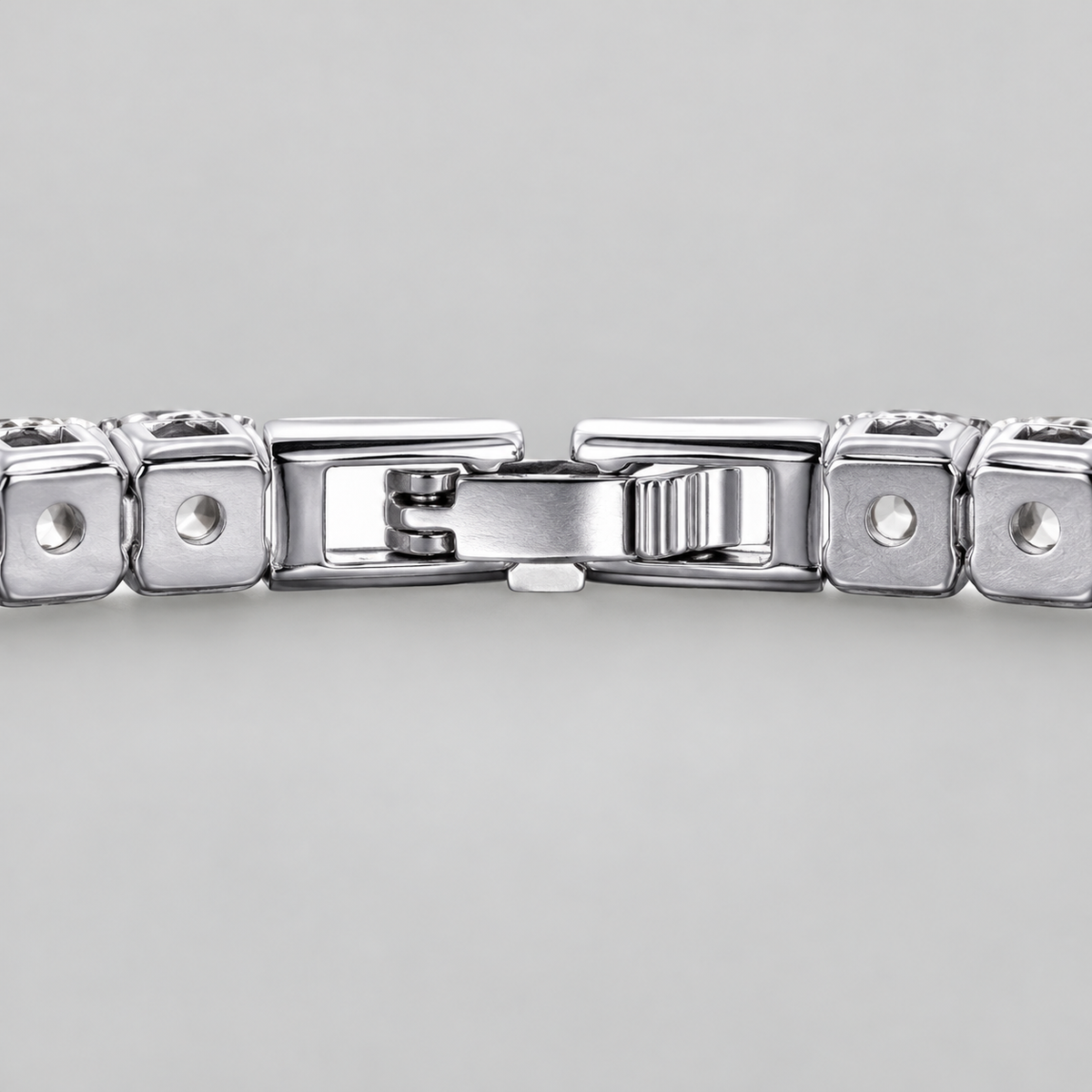 Ice03 Luxury Zirconia Braceletの留め具と内側の拡大。平たい金具と丸い穴のある石座