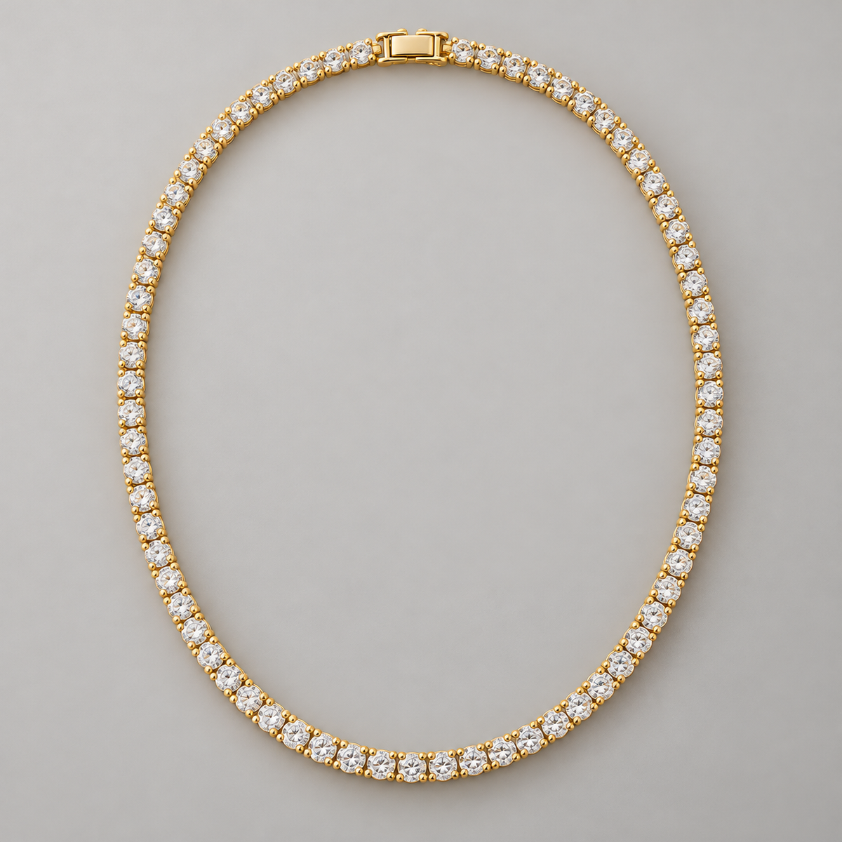 Ice04 Luxury Zirconia Necklaceの全体。ゴールドカラーの一列の丸型クリアジルコニアを明るい背景で撮影