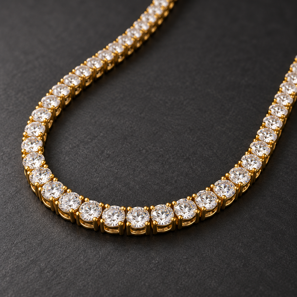 Ice04 Luxury Zirconia Necklaceのディテール。ゴールドカラーの四本爪石座と丸型クリアジルコニアを拡大撮影