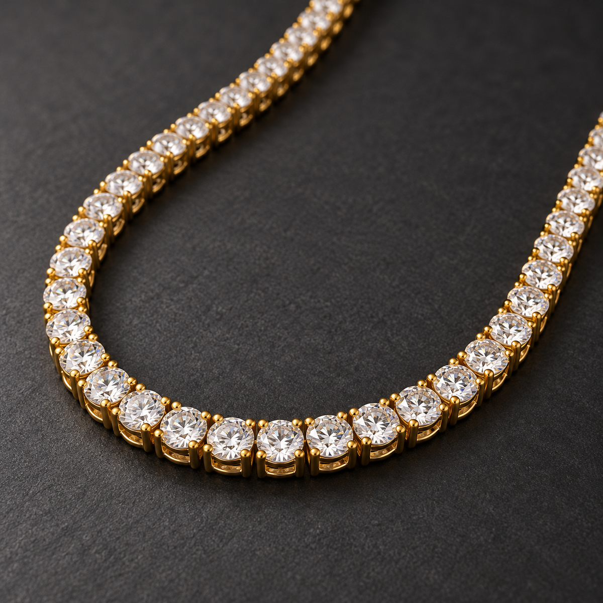Ice04 Luxury Zirconia Necklaceのディテール。ゴールドカラーの四本爪石座と丸型クリアジルコニアを拡大撮影