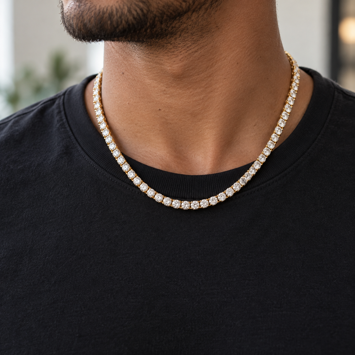 Ice04 Luxury Zirconia Necklaceの着用イメージ。黒いトップスにゴールドカラーの一列ジルコニアネックレスを着用