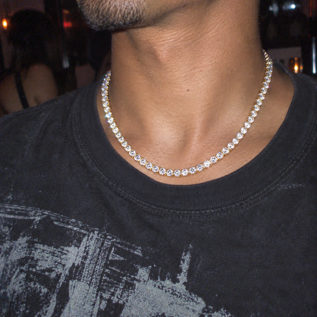 Ice04 Luxury Zirconia NecklaceのY2Kデジカメ風着用イメージ。夜の室内でフラッシュ撮影