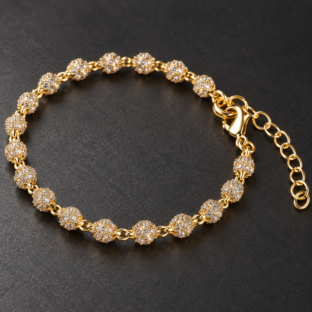 Ice05 Iced Out Ball Chain Braceletの細部。ゴールドカラーのCZパヴェ球状モチーフと連結環、留め具を拡大撮影