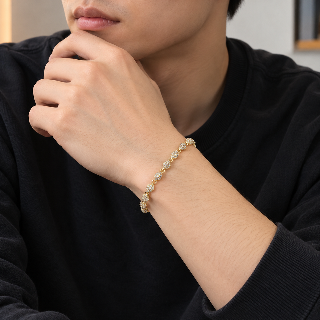 Ice05 Iced Out Ball Chain Braceletの着用イメージ。アジア系男性の手首にゴールドカラーの球状チェーンブレスレット