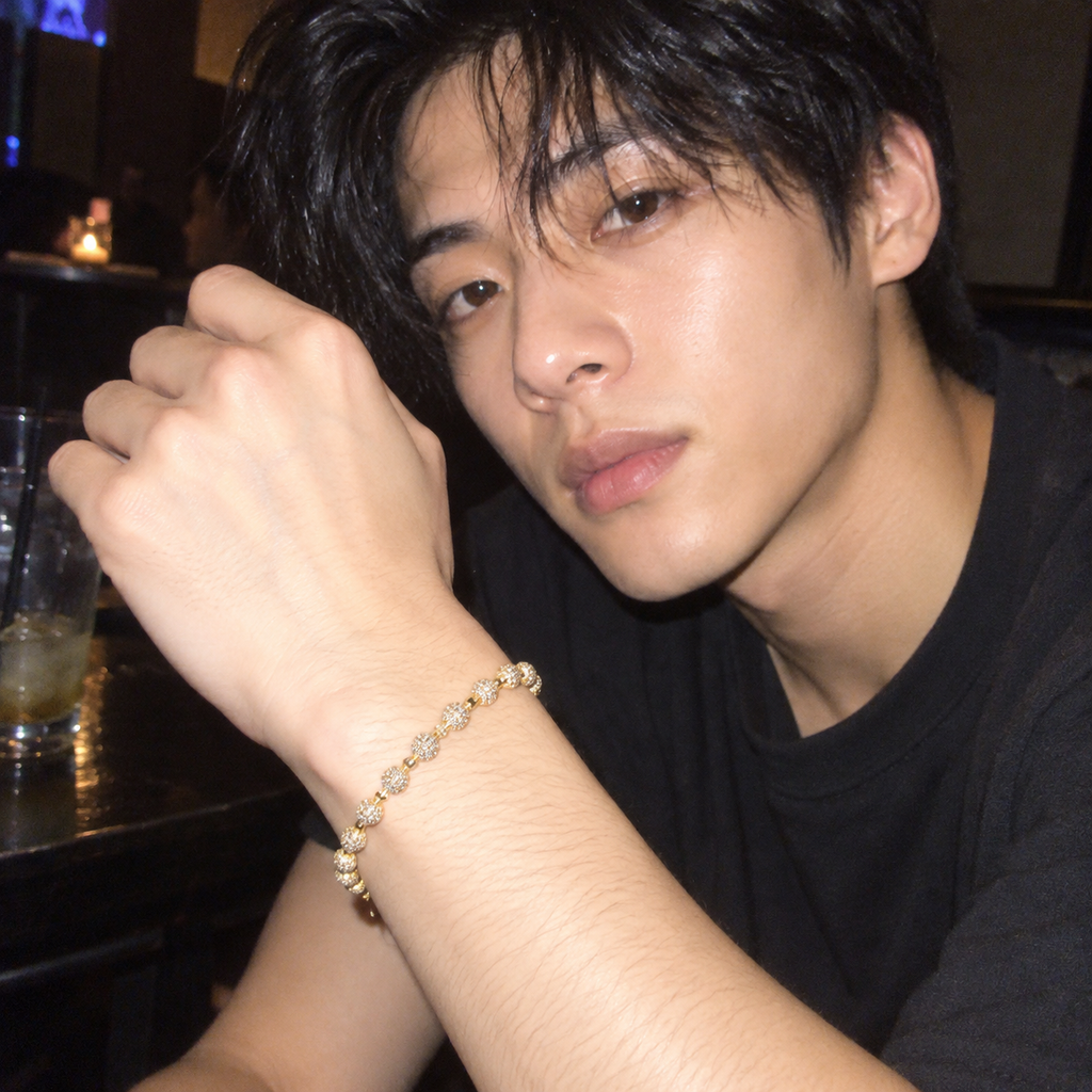 Ice05 Iced Out Ball Chain BraceletのY2Kデジカメ風着用イメージ。アジア系男性を夜の室内でフラッシュ撮影